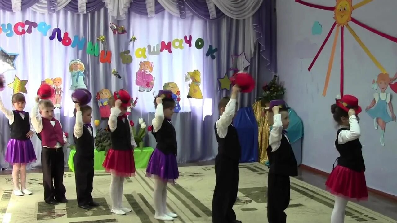 Танец шляпа видео. Танец со шляпка и в детском саду. Шляпка для танца. Танец со шляпами. Танец с шляпами для мальчиков в детском саду.