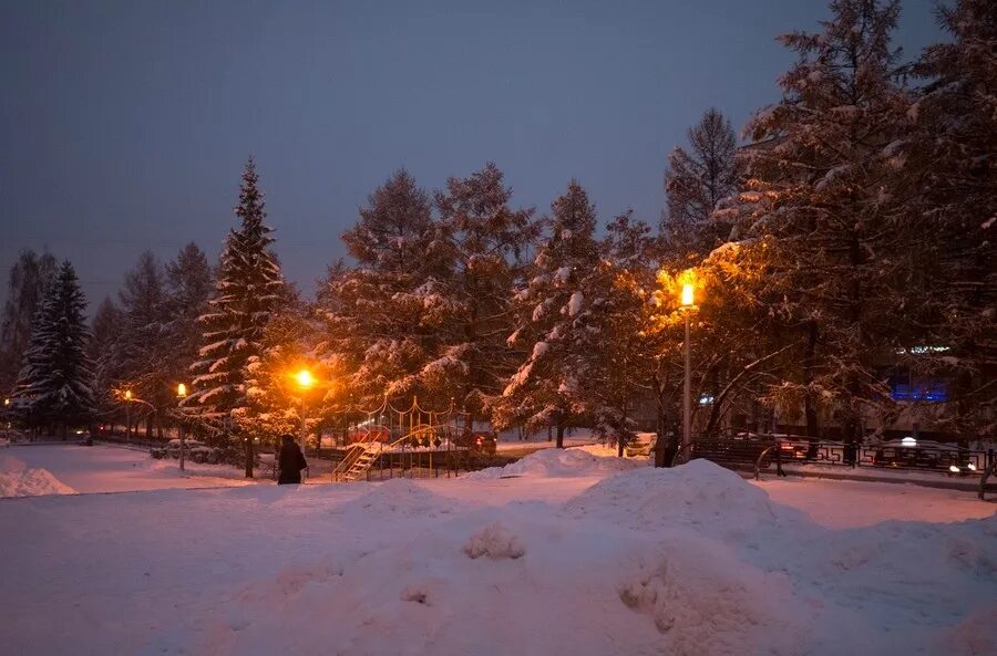 Г кемерово зимняя. Кемерово ночь зима. Кемерово зима парк Кузбасский. Ночной Кемерово зимой. Город Кемерово зимой.