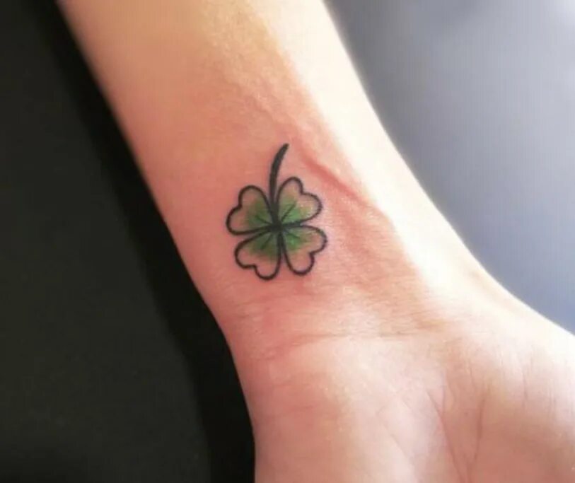 Татушка клевер четырехлистник. 4 листный клевер тату. Клевер четырехлистный значение для девушек. Клевер трехлистный символ тату. Клевер четырехлистный значение для девушек.