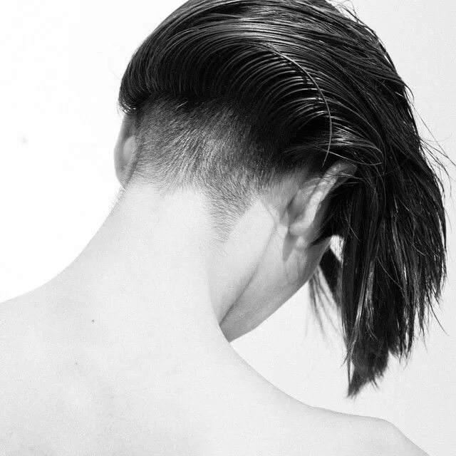 Прическа выбритыми затылками мужская. Undercut Леви. Томбой прическа Леви. Андеркат Леви Аккермана. Стрижка Томбой андеркат.