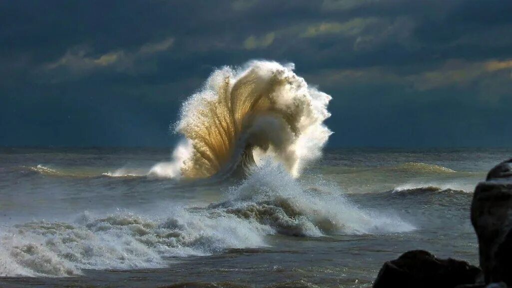 Круче ветра. Штормовой Утес. Тихий океан шторм. Черное море волны. Бурное море.
