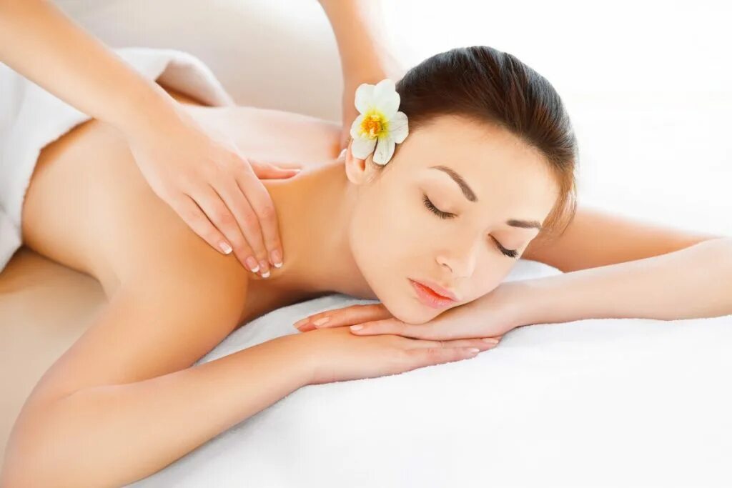 Indonesia massage. Массаж на белом фоне. Массаж фон. Девушка на белом фоне спа. Массаж девушка фон.