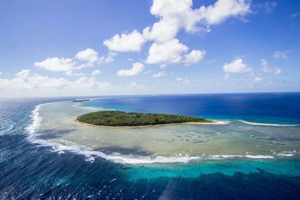 Остров человек в океане. Острова Микронезии. Каролинские острова Атолл. Атолл в тихом океане. Фиджи Атолл.