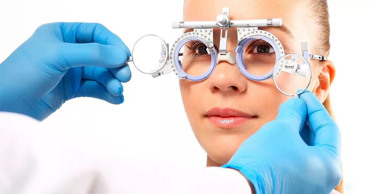 Проверка зрения врач. Офтальмолог. Офтальмологические очки. Очки для зрения медицина. Очки и контактные линзы.