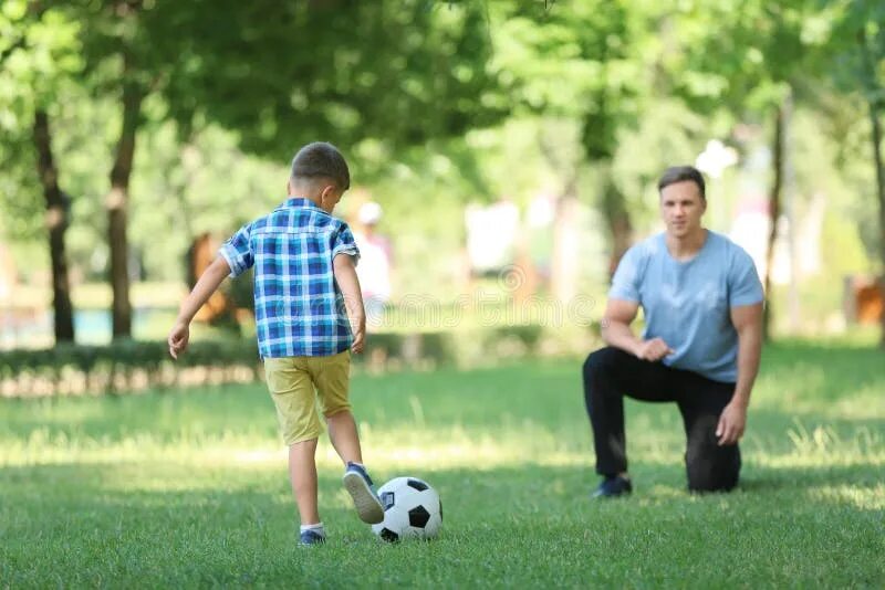Папа играет в футбол. Папа и мальчик футбол. Фото мальчика и отца играющих в футбол. Девочка с папой играет в футбол. Фото парк играют в футбол.