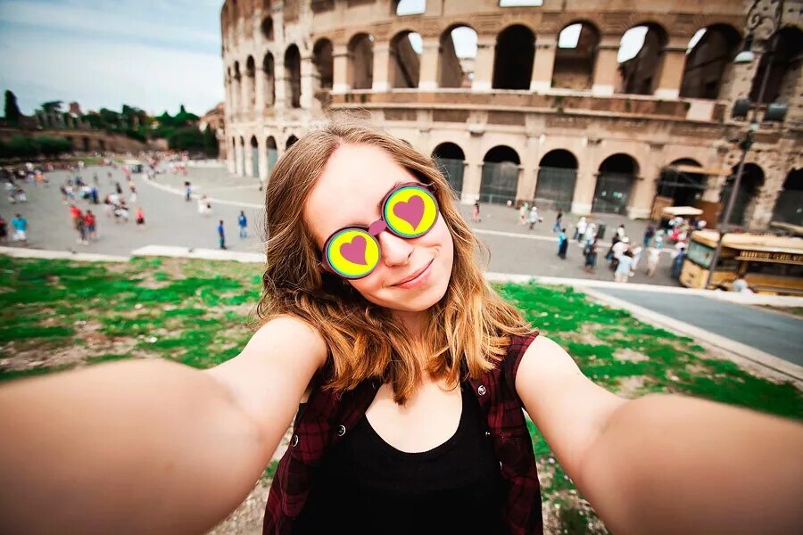 уилл смит на небоскребе в дубае. селфи г. фон для селфи. селфи г. фото человека с телефоном в руках.