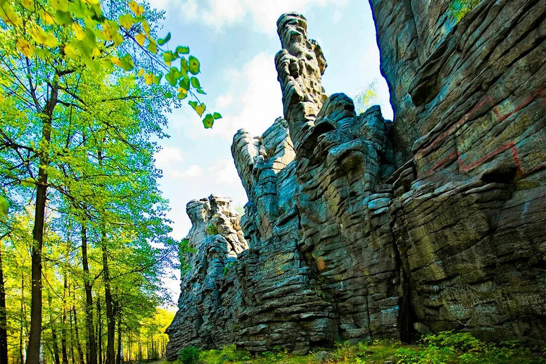 Самый 1 город урала. Семь братьев Свердловская область. Горы семь братьев Екатеринбург. Скалы семь братьев и три сестры. Гора семь братьев Урал.