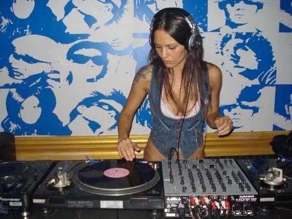 Фото dj deborah de luca. Deborah de luca 2023 techno music 2023. De luca музыка. De luca музыка. Диджей deborah de luca.
