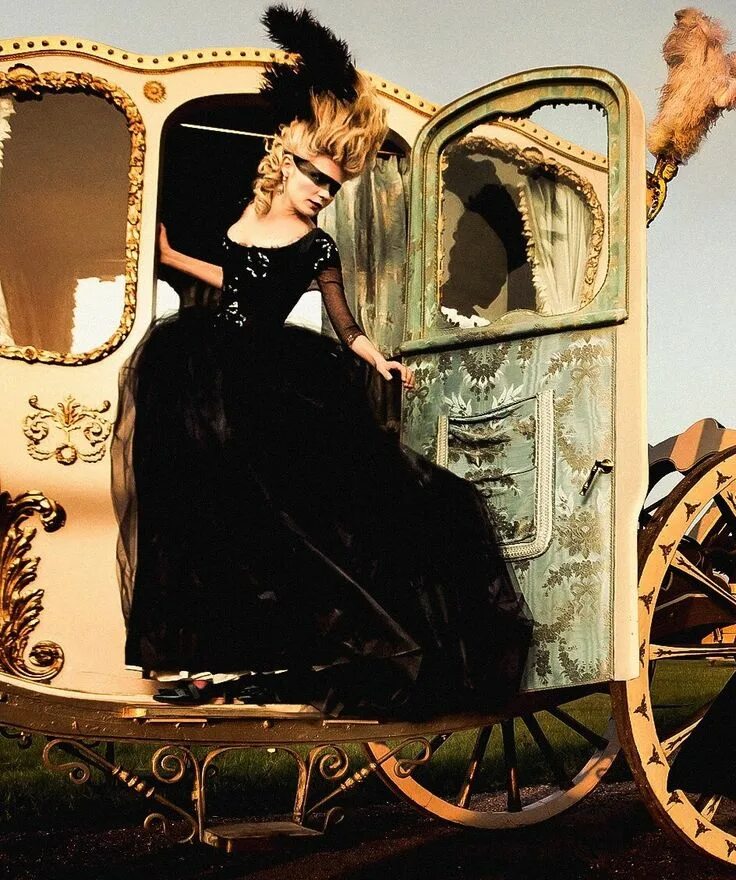 Дама в карете. Карета дилижанс петергоф. Живопись галантный век дамы кавалеры. Дневники вампира 19 век. Художник lise auger.