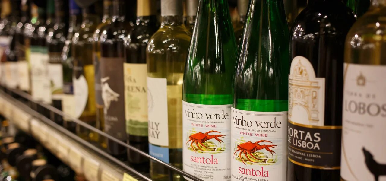 Вино Винью Верде Португалия. Зеленые вина Виньо Верде. Португалия зеленое вино Verde. Вино Династия Португалия. Иранское вино купить