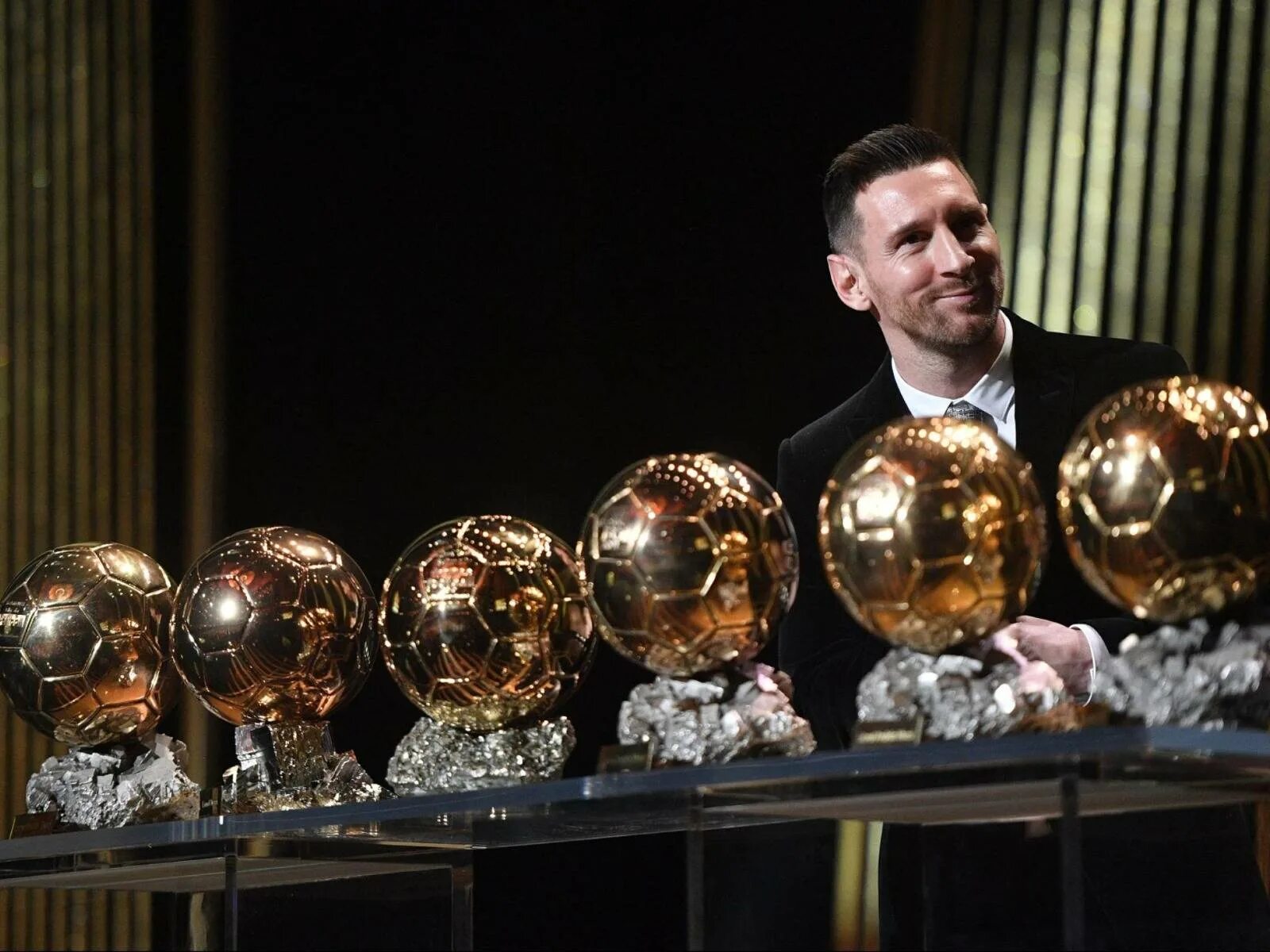 Кто первый получил золотой. Месси золотой мяч 2021. Лионель Месси золотой мяч. Lionel Messi 2011 золотой мяч. Messi Ballon dor 2021.