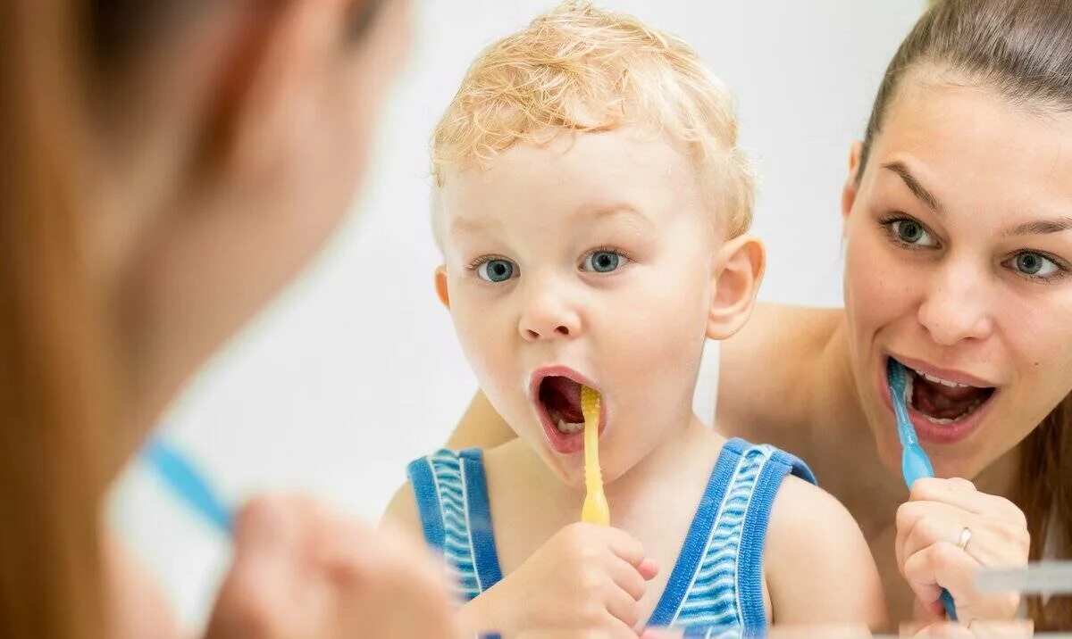 Привычка чистить зубы. Гигиена рта для детей. чистим зубы!. ребенок чистит зубы.