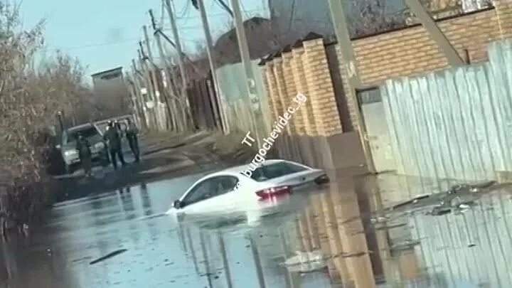 Какие районы затопило в оренбурге. Потоп. Наводнение в Оренбурге. Оренбург Нежинка затопило. Затонувшие автомобили.