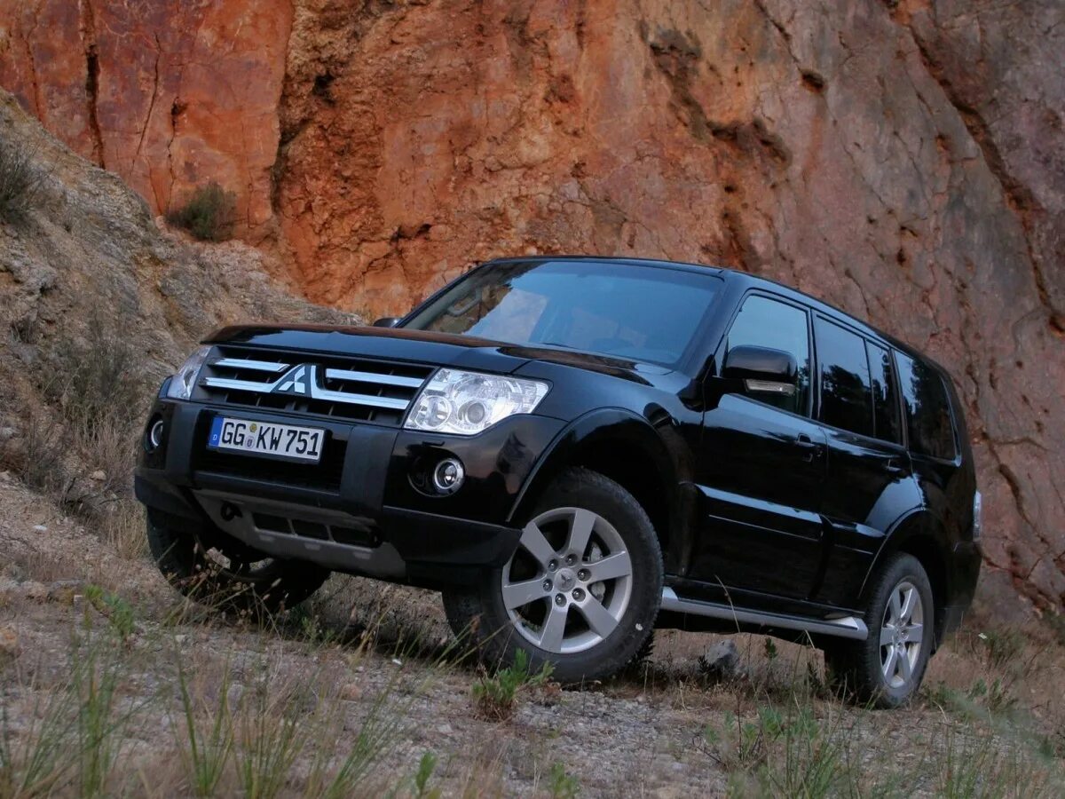 Какой паджеро купить. Мицубиси Паджеро 4. Mitsubishi Pajero IV 2011. Mitsubishi Pajero 4 2006. Митсубиси Паджеро 4 2009.