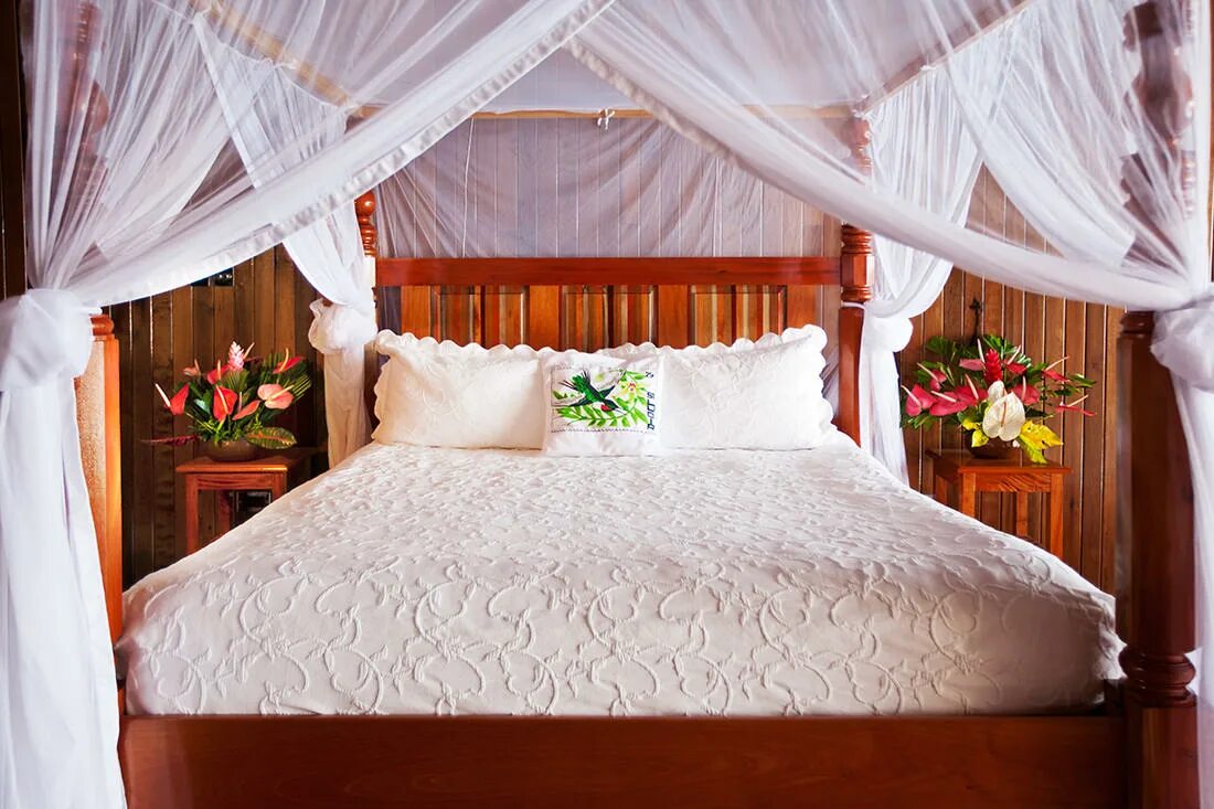 Романтичная постель. Кровать для молодоженов. Кровать для брачной ночи. Кровать для брабрачной ночи. Спальня для новобрачных.