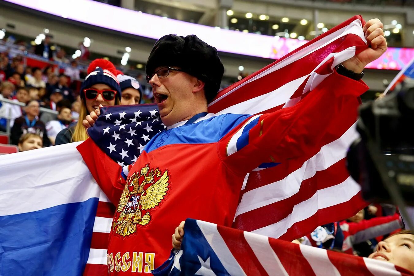 Представьте американец и русский получают. Американцы в России. Американец с флагом. Русские и американцы. Американец с русским флагом.