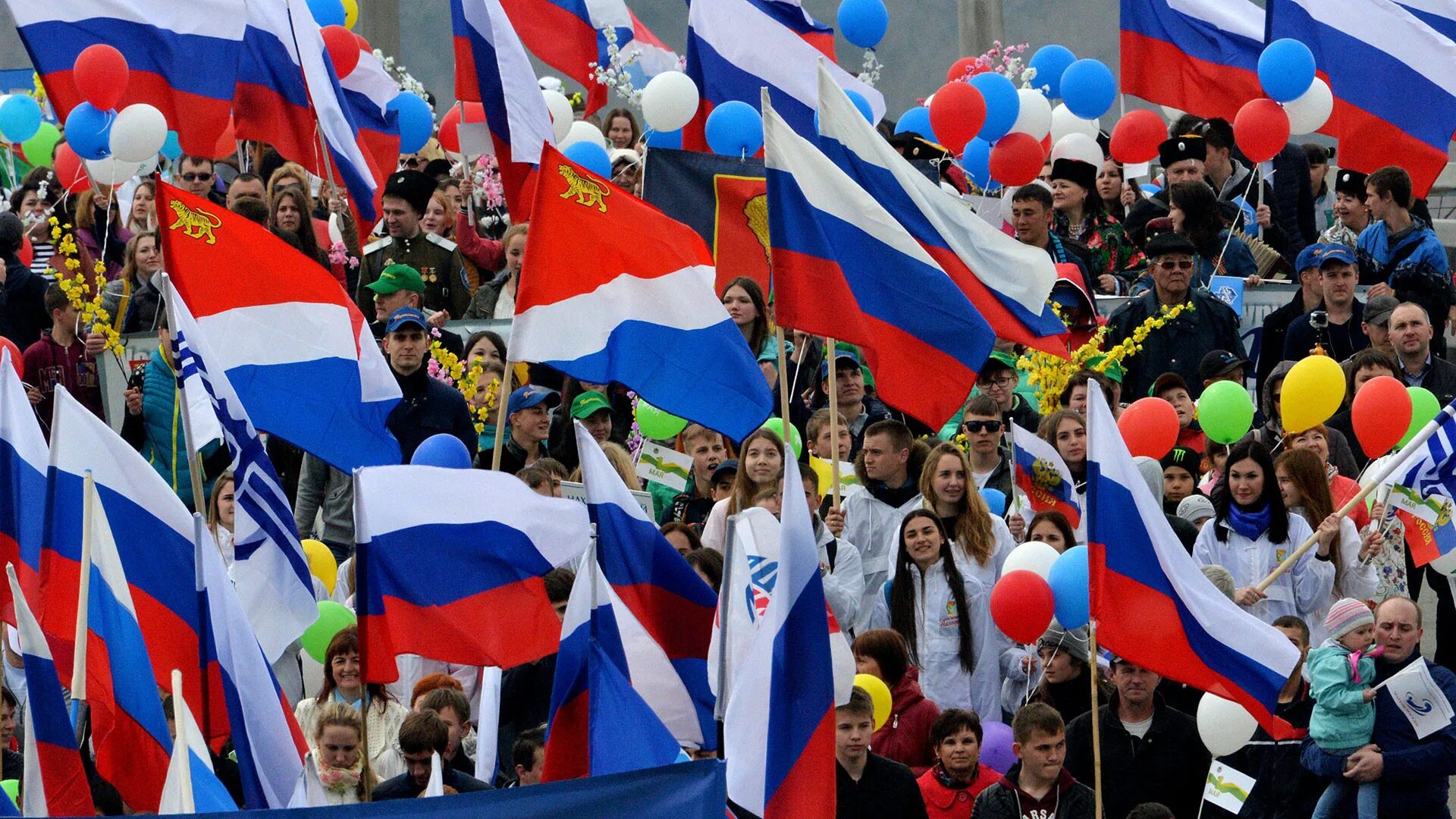Независимость всех стран. Политическая независимость. Независимость России. День России независимости государства. Люди на демонстрации с флагами.