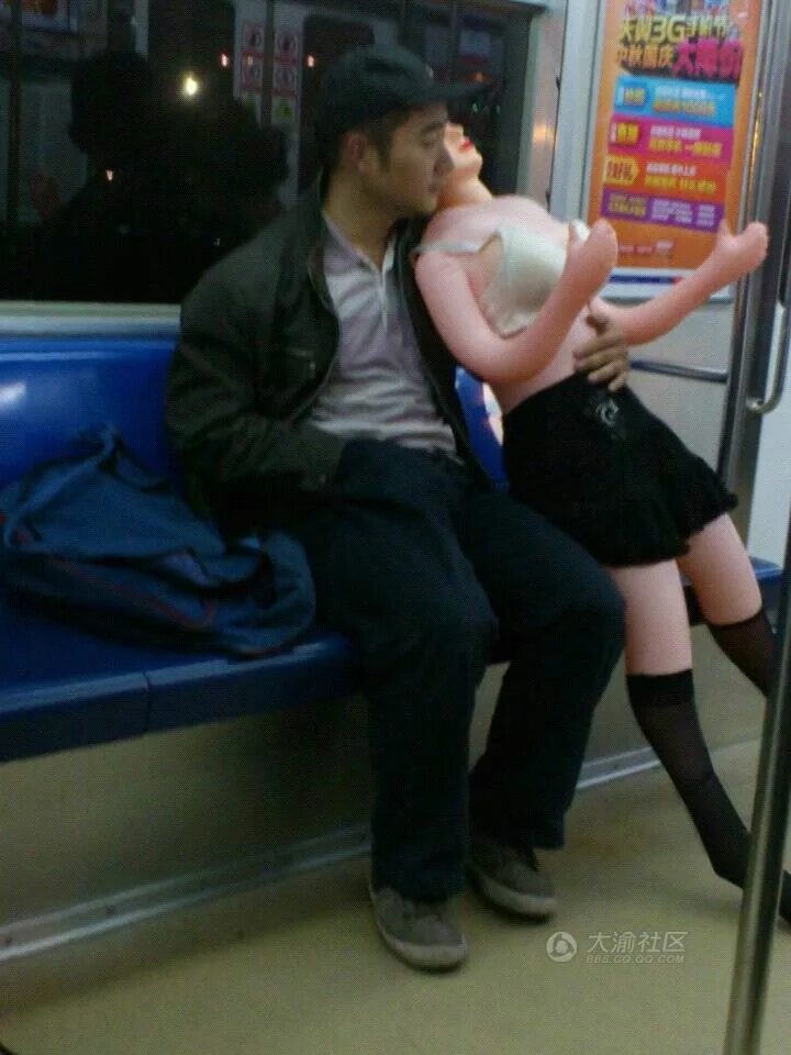 Японские извращенцы в метро. Извращенцы в общественном транспорте. Япония метро девушки. Японские извращенцы в автобусе.