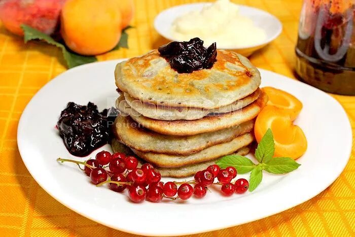 торт в виде оладушек. день оладушек. тортик из оладушек. день оладушек. масленица клипарт.