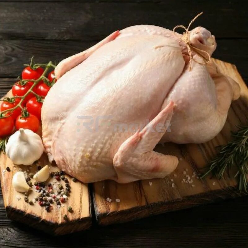 мясо птицы. курица магазинная. тушка суповая. курица мясо. фермерская еда.