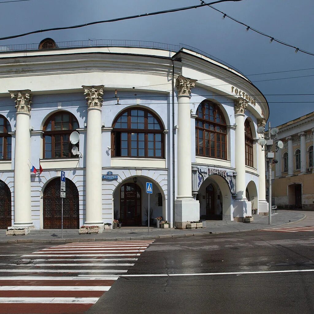 Гостиный двор апрель. Старый Гостиный двор Джакомо Кваренги. Кваренги Гостиный двор на Ильинке. Гостиный двор на Варварке. Москва, Варварка,3. Гостиный двор.