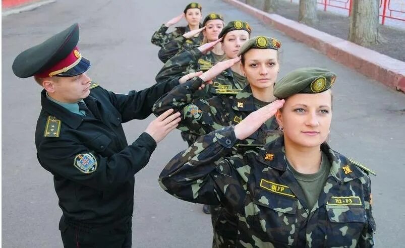 Сколько женщин служит. Женщины на военной службе. Женщины военнослужащие. Женщина солдат. Служба женщин в армии.