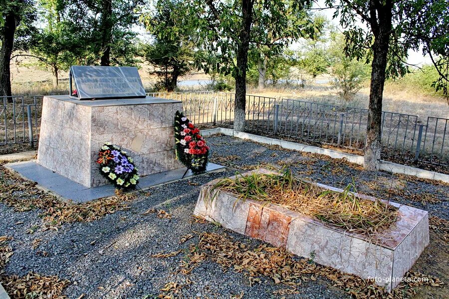 Х большевик. Воронеж большая Верейка Братская могила. Перезахоронение в братскую могилу. Братская могила советских воинов в Ахтырка. Большая Верейка воинское захоронение.