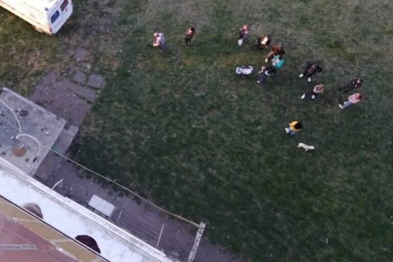 студент выпал из окна общежития. выпал человек. омке спрыгнула девушка с общаги. студентка выпала из окна общежития пермь. девушка выпала из общежития.