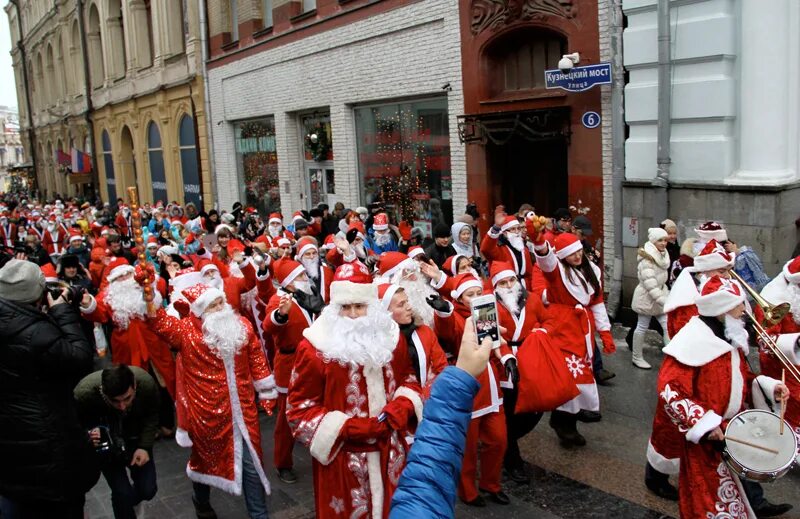 шествия деда мороза гродно. шествия деда мороза гродно. шествия деда мороза гродно. парад дедов морозов. деды морозы и снегурочки много.