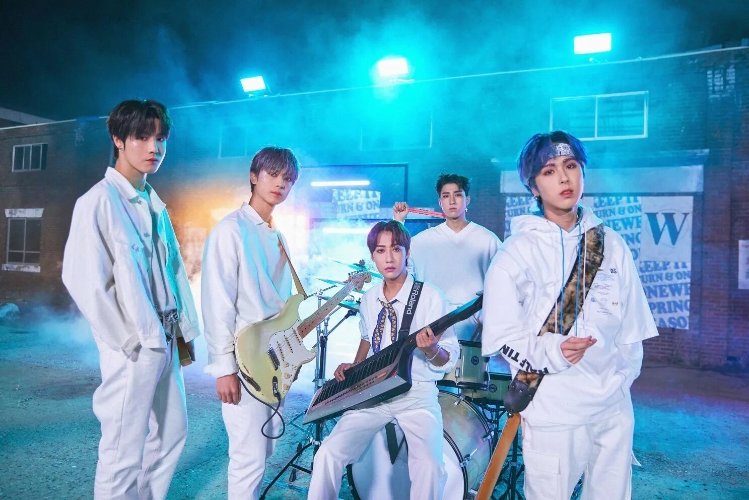 Ёнхун из onewe. Onewe группа корея. One we. Ванви группа корейская. One we.