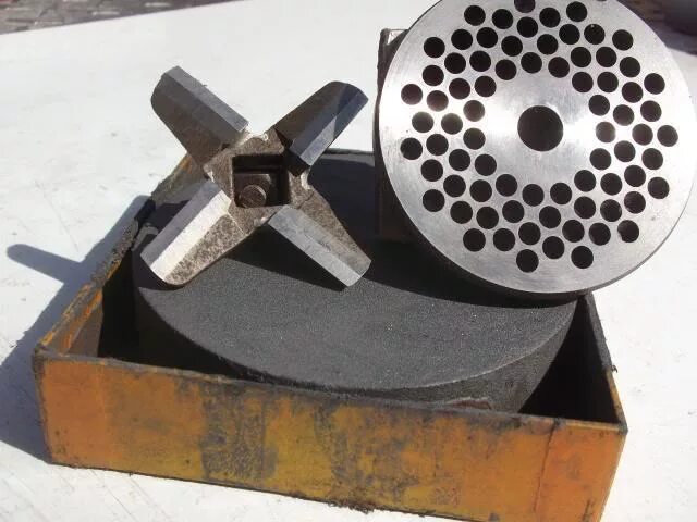 Как точить мясорубку. Мясорубка гепас супер гриндер. Правильная заточка ножей мясорубки. Как точить мясорубку. Нож мясорубки morphy richards.