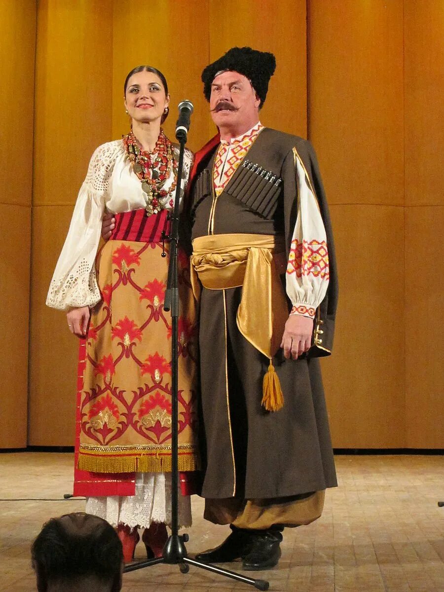 Кубань одежда. Казачий костюм кубанских казаков. Национальный костюм кубани казаки. Костюм донских казаков и казачек национальный ростовской области. Кубанская казачка костюм.