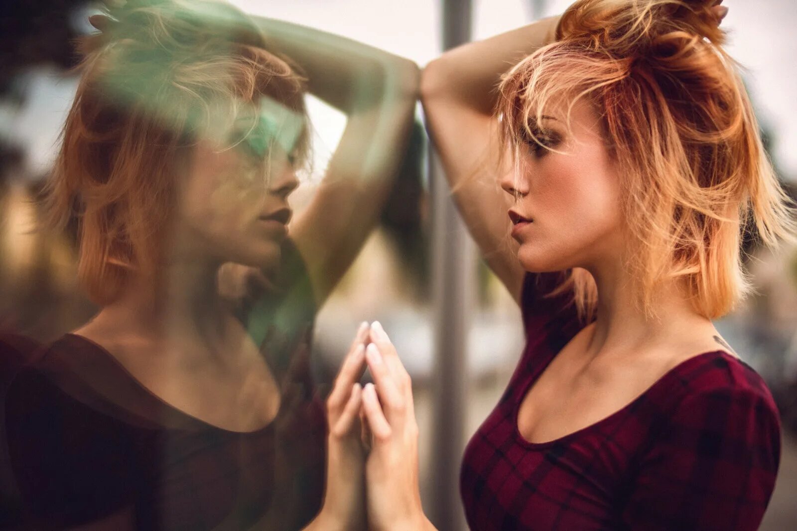 Отражение в зеркале. Портрет с отражением. Отражение девушки в зеркале. Фотосессия отражение в зеркале.