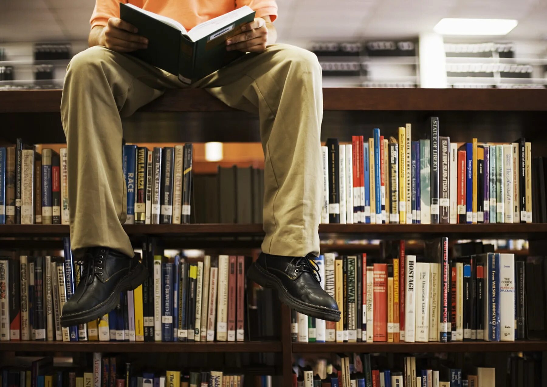Читать книгу сайт. Чтение книг. читатели в библиотеке. мужчина в библиотеке. читает книгу.