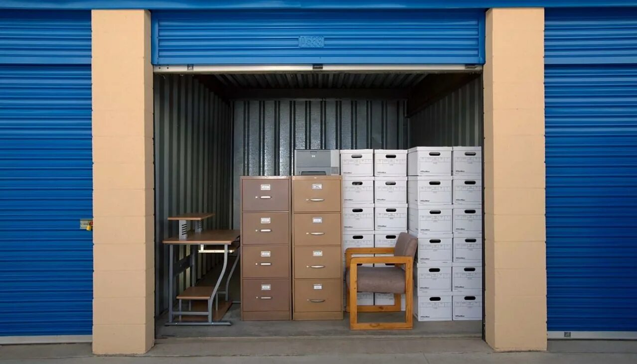 The storage base. Шкаф в гараж. склад self storage. коридор склада.