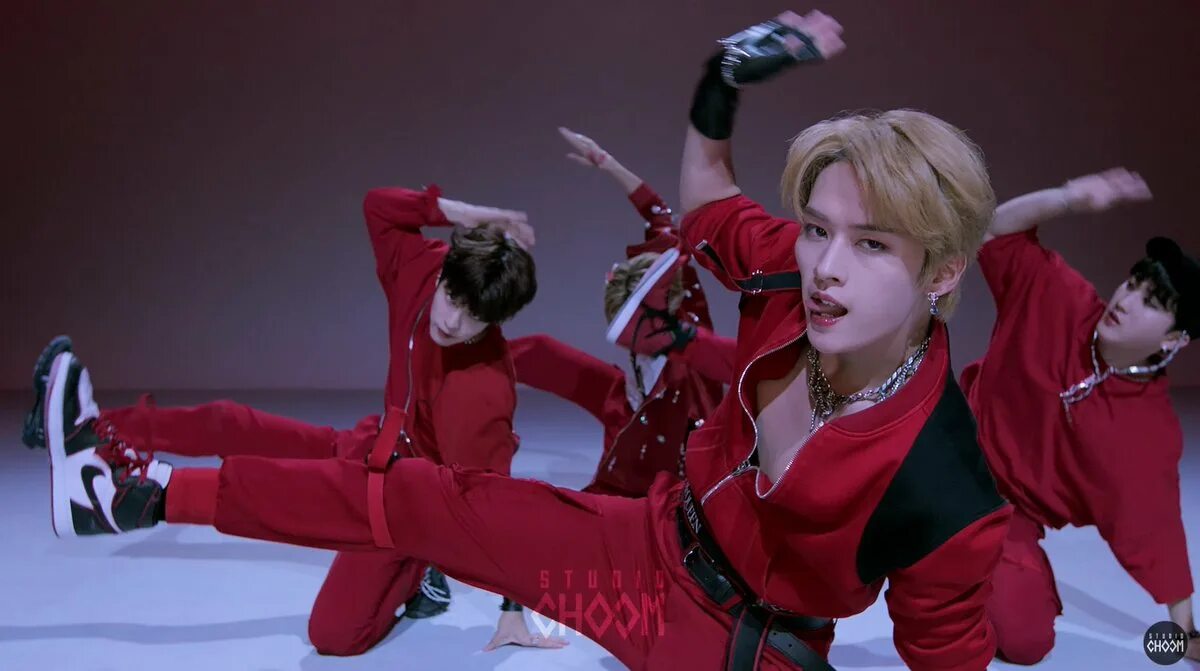 Stray kids boom. Хенджин thunderous. минхо stray kids thunderous. чонин thunderous.