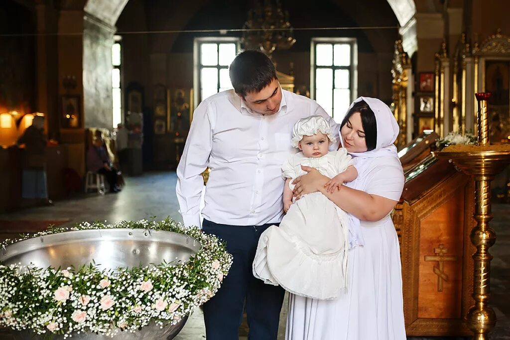 крещение беременной женщины. женщина с ребенком в храме. софия муратовна налчаждиоглу крестины. крестинами возле собора. дети в церкви.