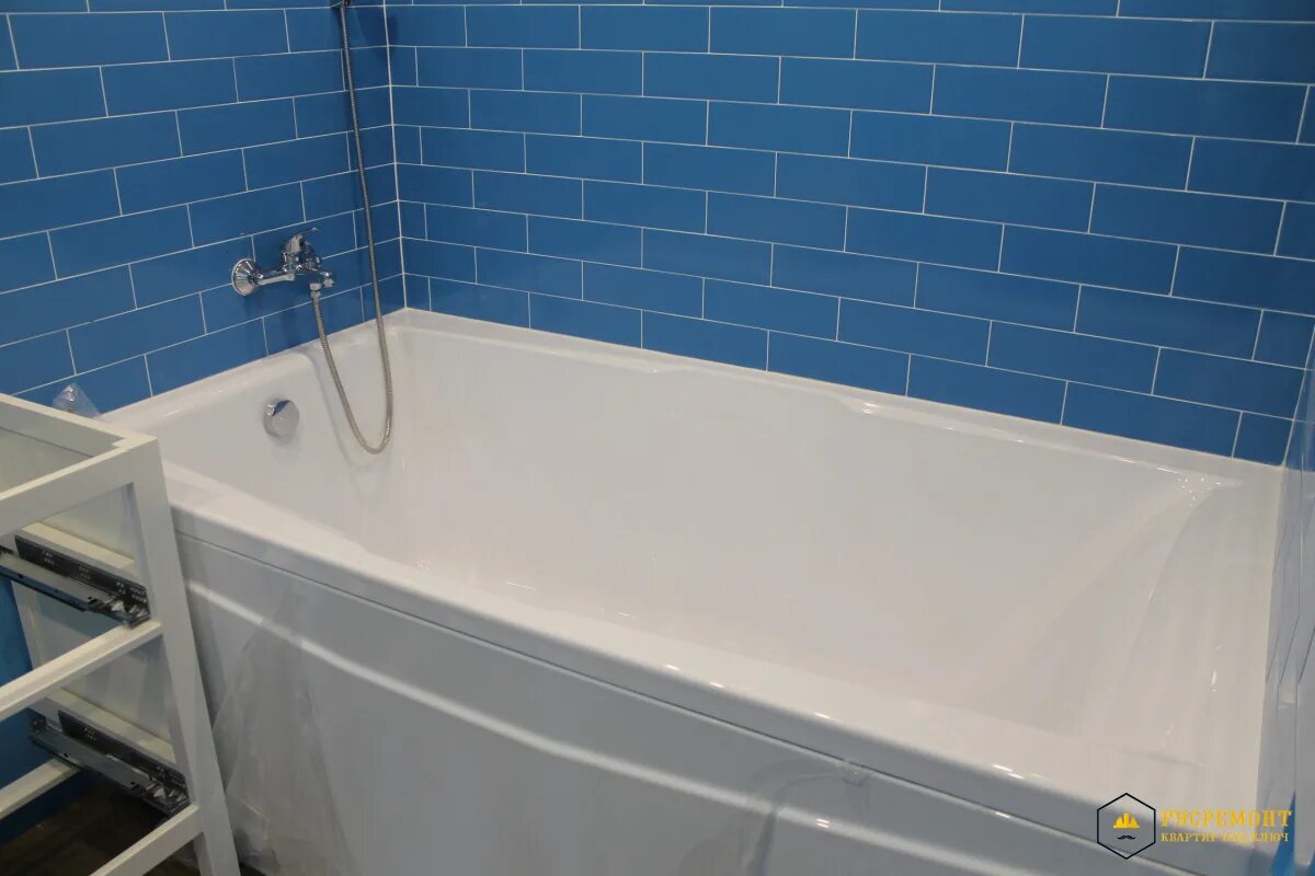 Встроенная полка в ванной. Ванная вплотную к стене. Ванная вплотную к стене. Ванная раковина унитаз на одной линии. Врезка ванны в стену.