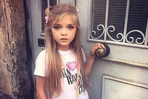 Покажи каких то девочек