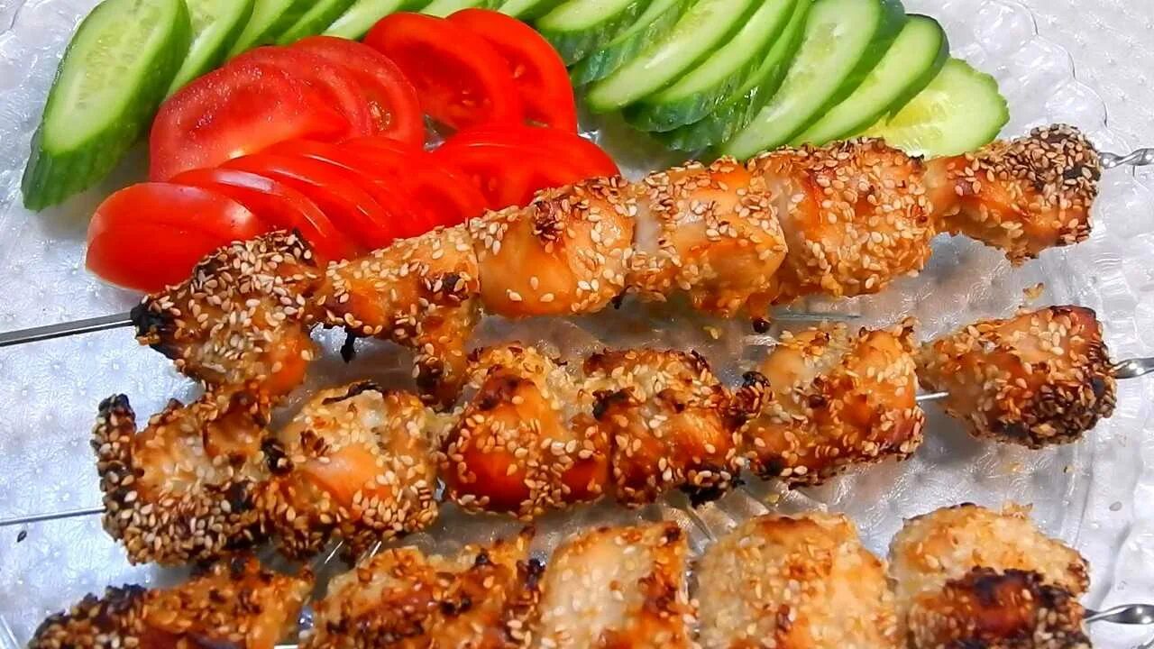 Шашлычки кур в духовке. Куриное филе на шпажках в духовке. Куриный шашлык в духовке. Куриные шашлычки на шпажках. Шашлык на шпажках в духовке из курицы.