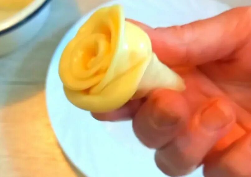 Красивые цветы из сыра. Розочка из яйца. Розочки из сервелата. Как сделать розочку из сыра. Розы из сыра для украшения.