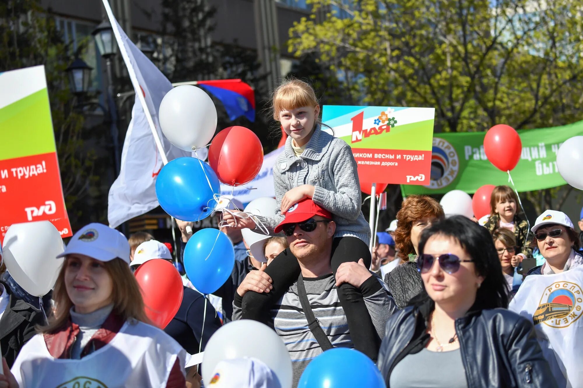 1 мая саратов. День весны и труда демонстрация. Демонстрация на 1 мая Саратов. Демонстрация 1 мая колонна профсоюза. Праздник весны в Саратове.