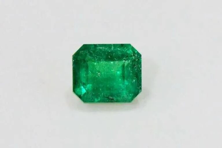 Изумруд камень натуральный. Изумруд огранка квадрат. Эмеральд изумруд. Изумруд шнайдер атлас. Типы изумрудов.