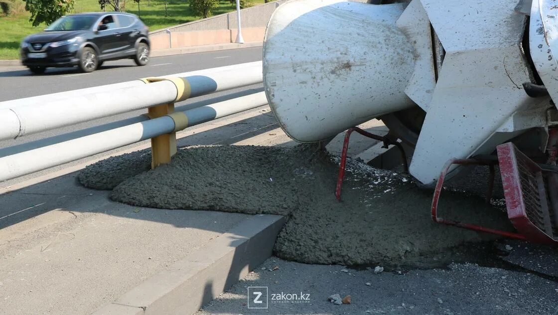 Бетономешалка перевернулась сегодня. Ремонт бетономешалок в новосибирске. Бетономешалка переворачивается. Бетономешалка переворачивается. В казани перевернулся бетоновоз.
