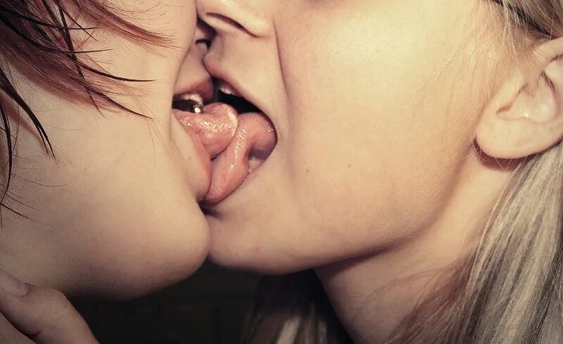 Поцелуй с языком девушки. Девушка целует девушку с языком. Поцелуй взасос. Поцелуй взасос с языком. Девушка лижет губы