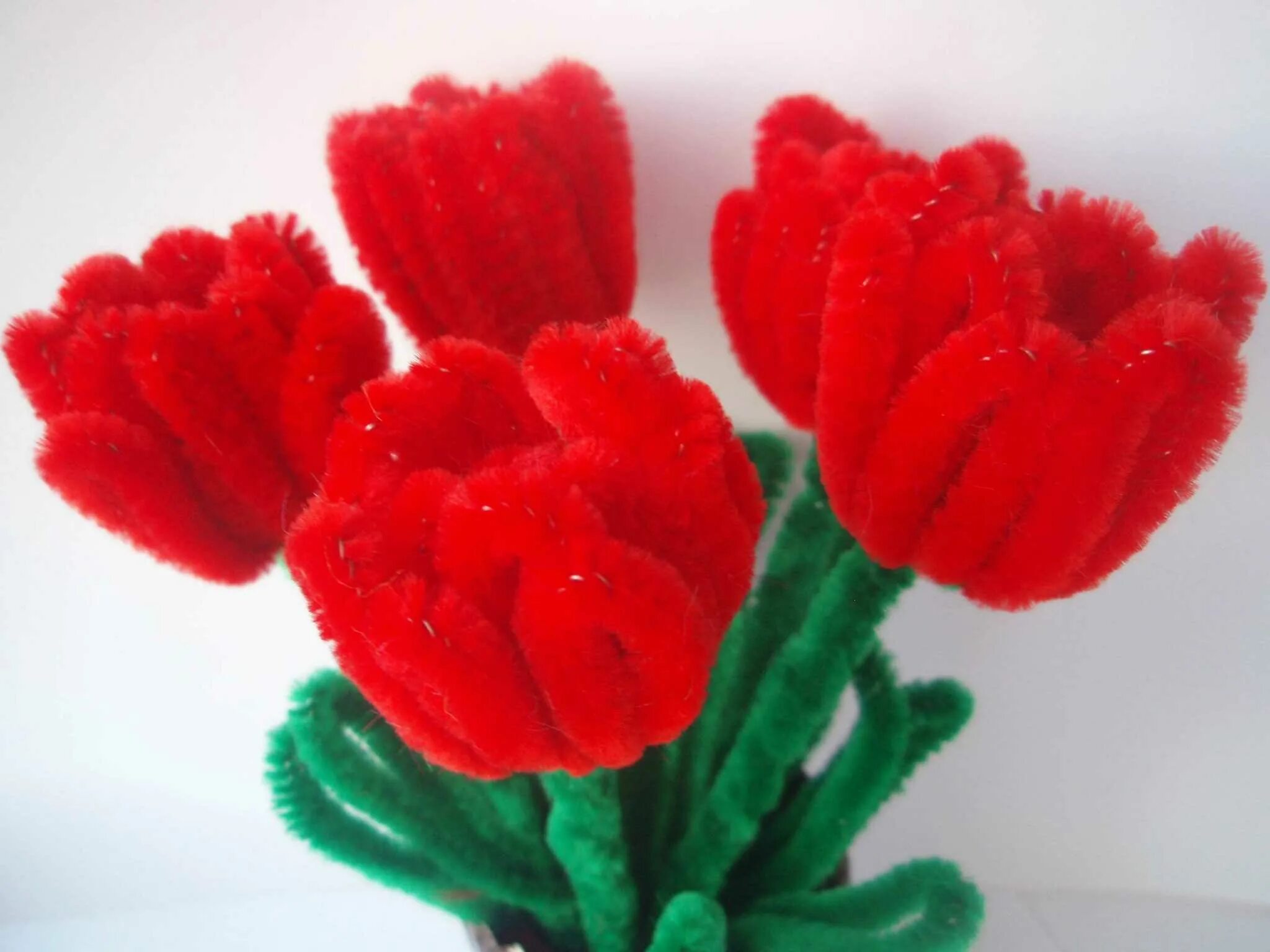 Гвоздики из синельной проволоки. Цветы из капрона тюльпаны. Букет из синельной проволоки. Тюльпан из проволоки. Тюльпаны из проволоки.