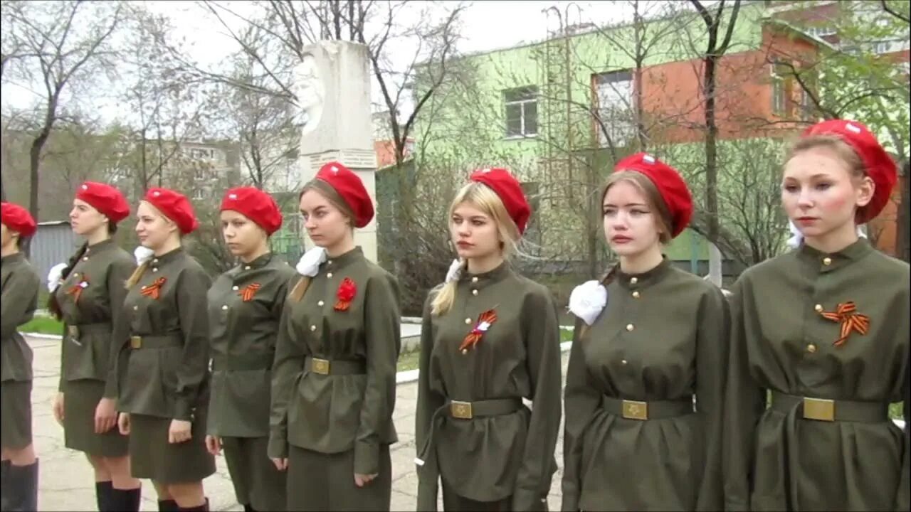 Линейка к 9 мая в школе. 9 мая в школе. маршировка на 9 мая в школе. образ в школу к 9 мая. колонна на 9 мая школа.