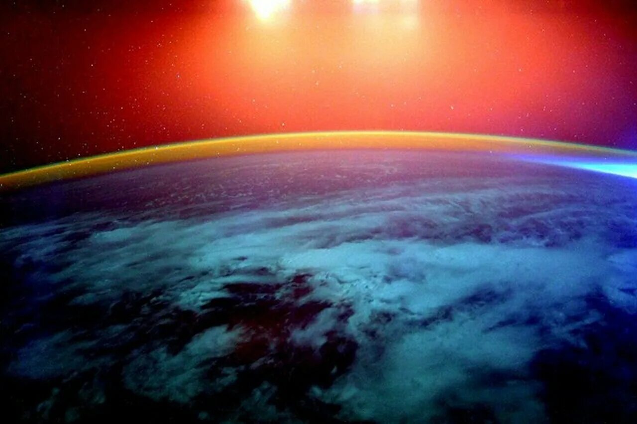 Космонавтам видны планеты. Рассвет из космоса. Рассвет над планетой. Закат солнца в космосе. Рассвет в космосе.