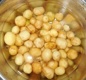 Мелкая картошка жареная целиком на сковороде