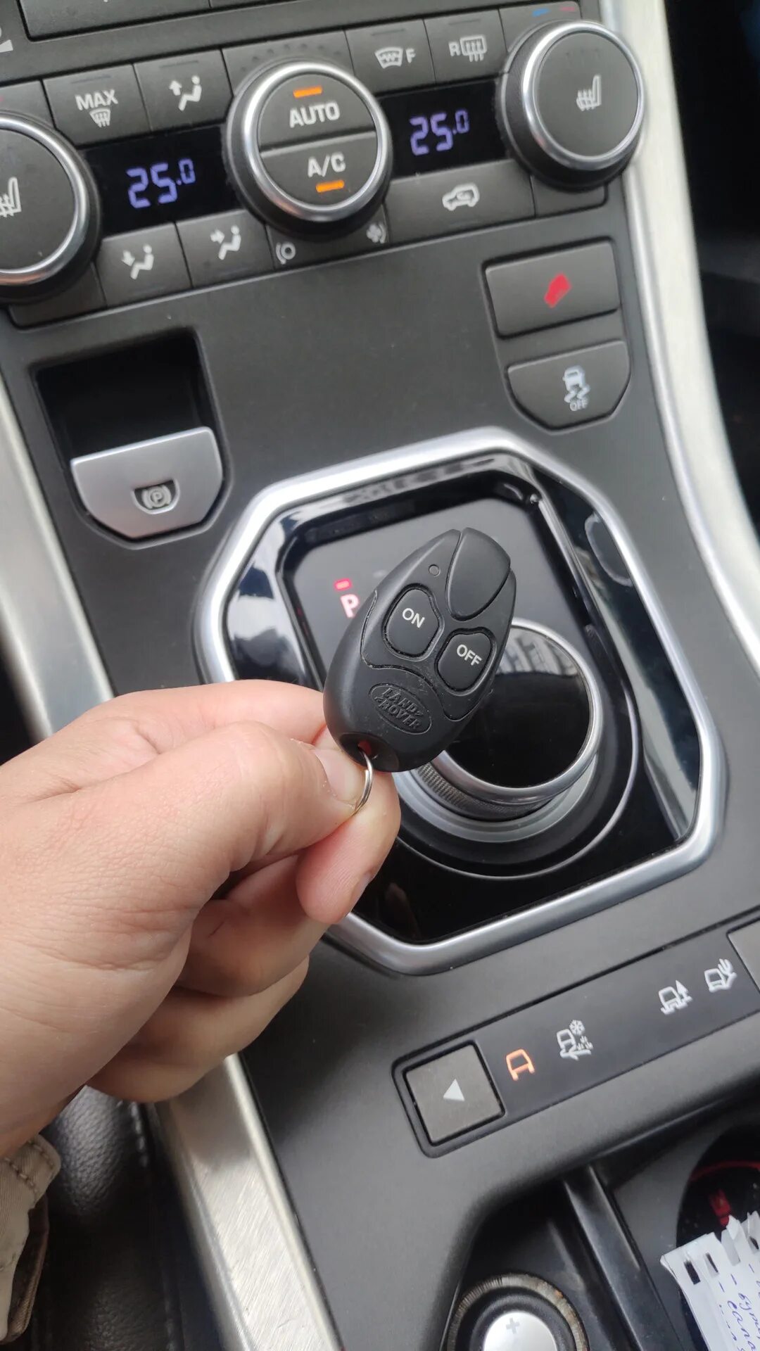 Land rover evoque 2014 аудиомагнитола. Пульт от вебасто рендж ровер 3. Вебасто ленд ровер фрилендер 2. Webasto land rover range rover. Вебасто на эвок 2013 в салоне.